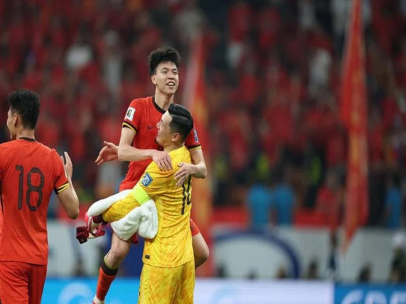 👀穿着热刺球衣！王钰栋与U22国足队友鲍盛鑫、蒯纪闻合影